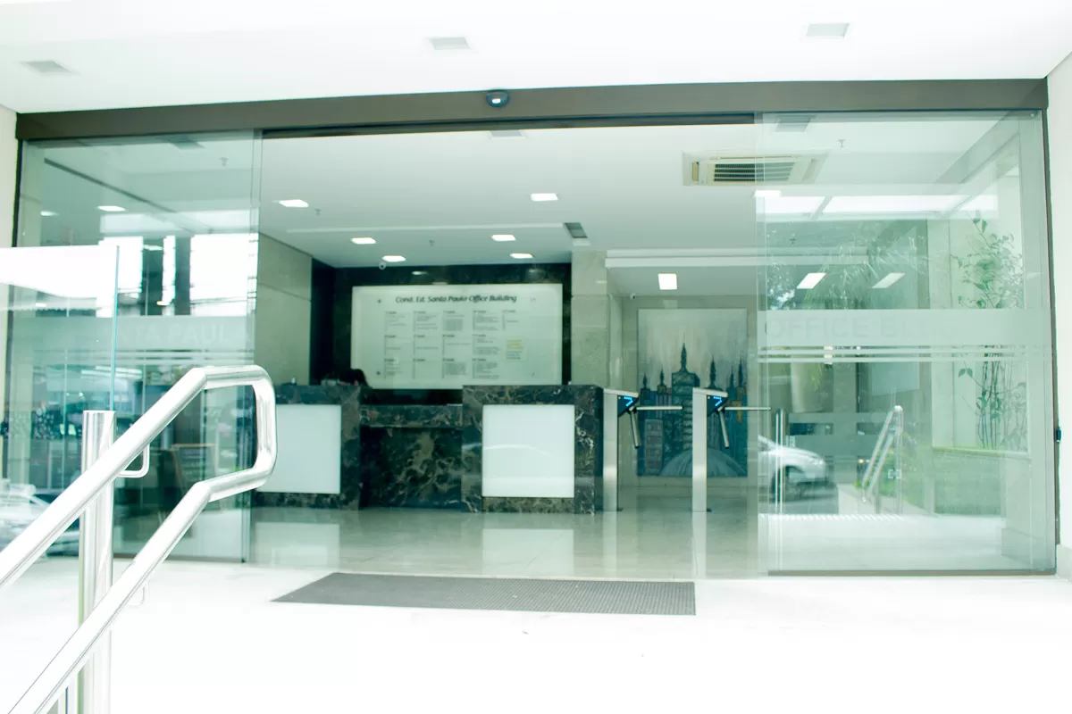 Entrada do edifício onde fica o consultório da Dra. Liz Franzotti, na Vila Olímpia
